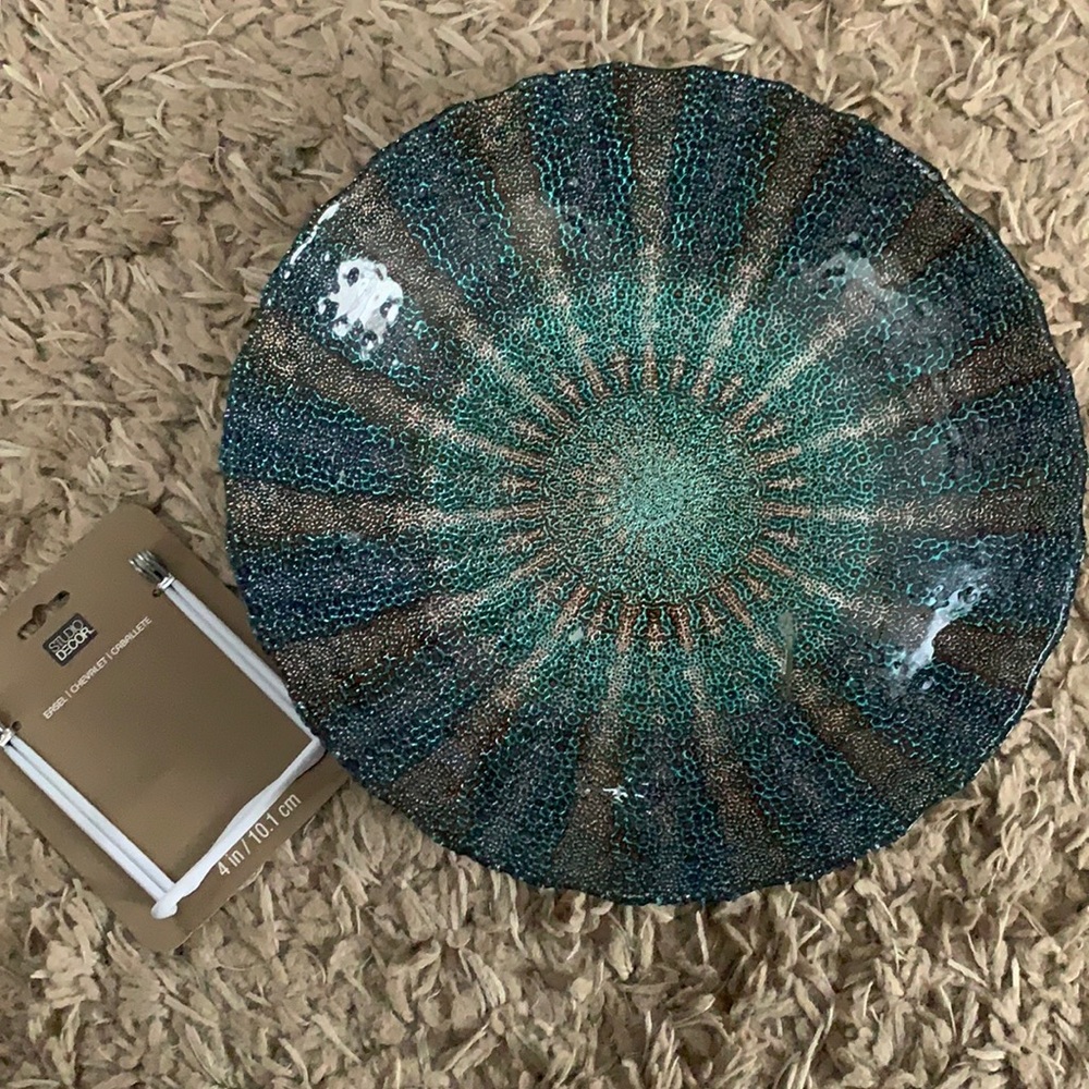 Decorative serving bowl